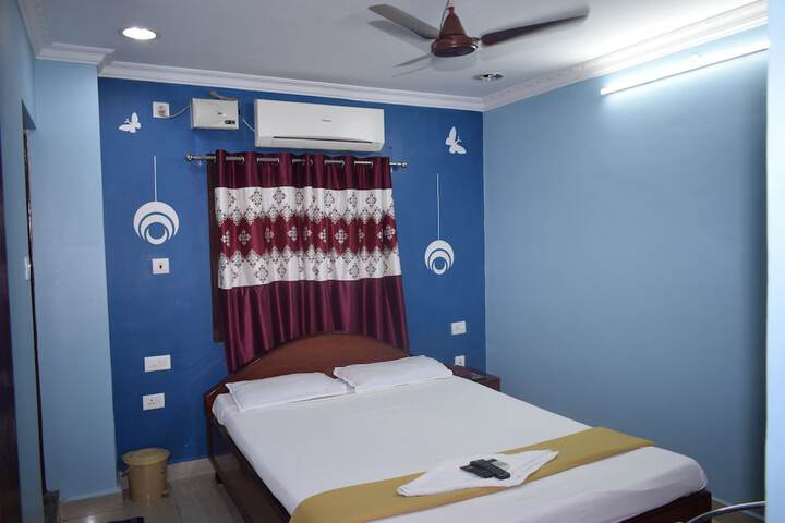 Room 9 of 18