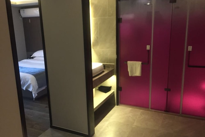 Room 20 of 33