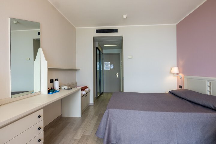 Room 13 of 84