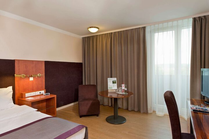 Room 12 of 40