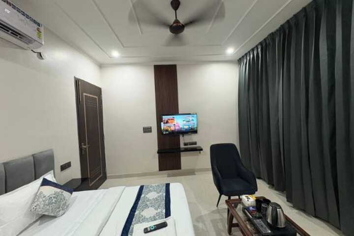 Room 15 of 33