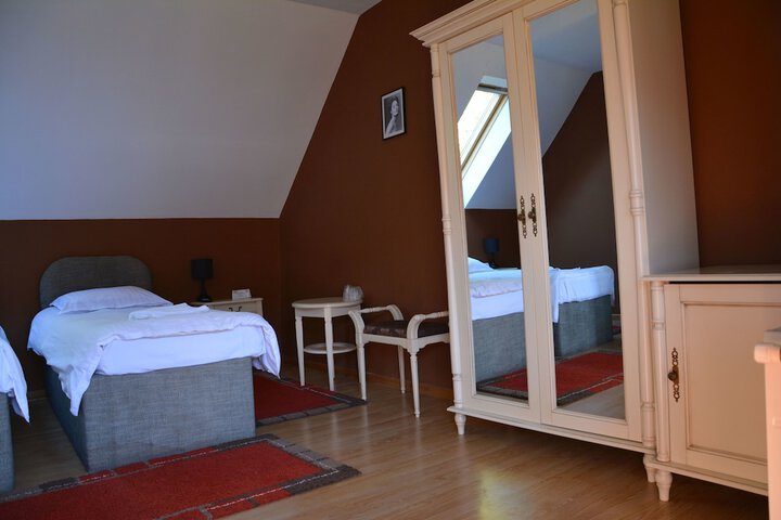 Room 10 of 34