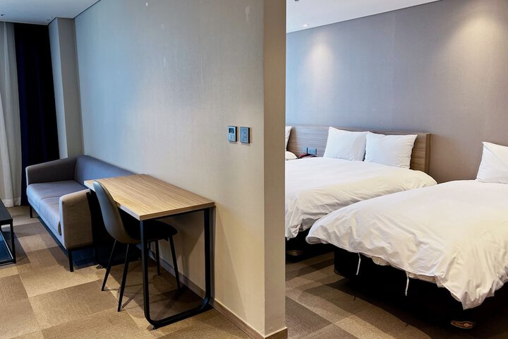 Room 18 of 33