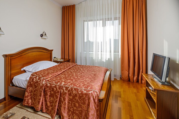 Room 6 of 19