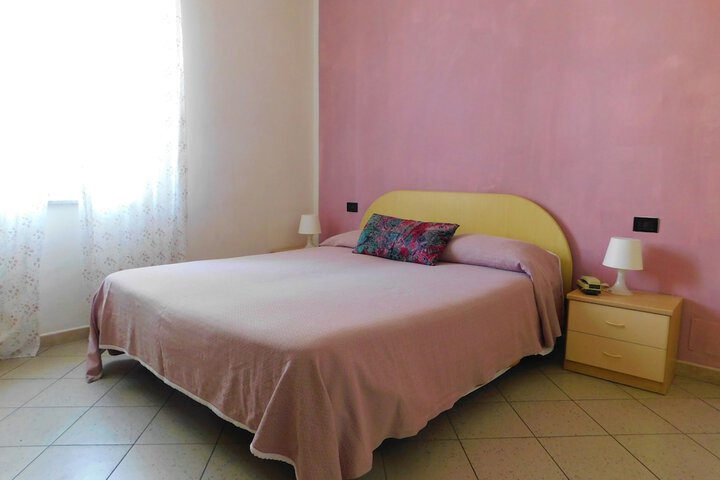 Room 6 of 28