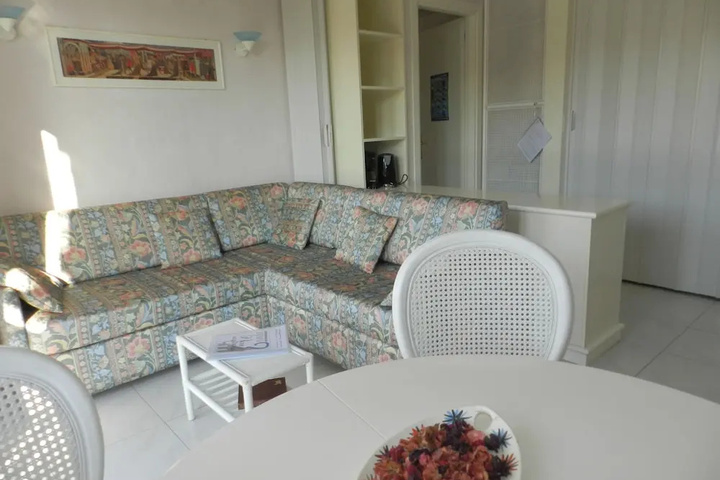 Room 5 of 16