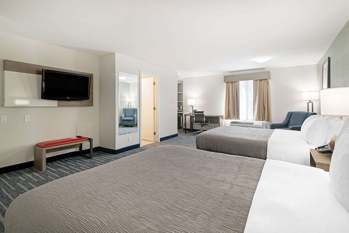 2 Queen Beds (2 of 8)