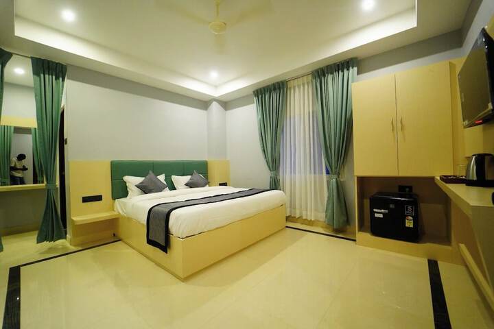 Room 8 of 12