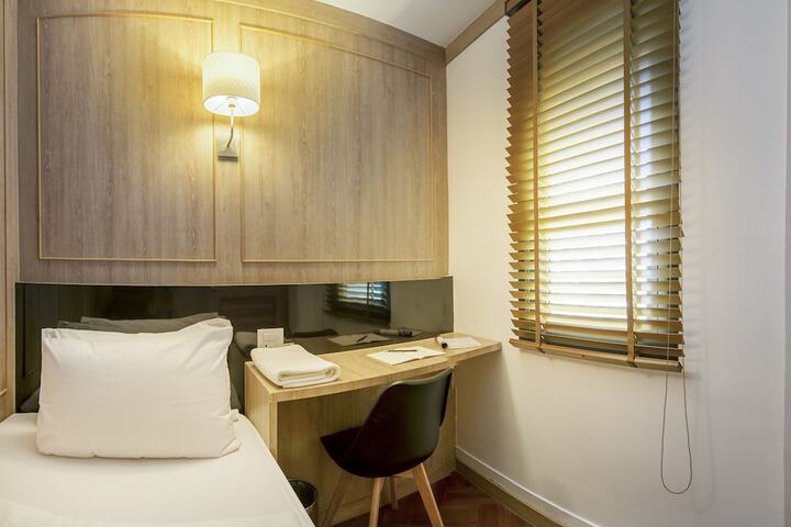 Room 28 of 65