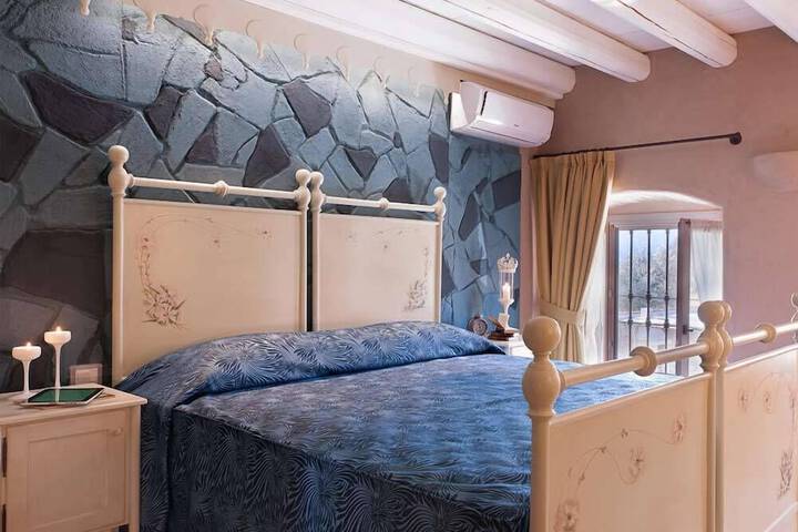Room 2 of 27