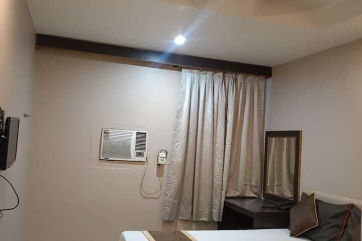 Room 6 of 18