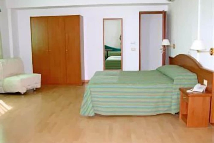 Room 7 of 16
