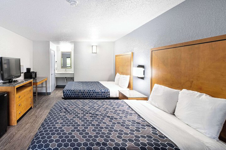1 Queen Bed Accessible (14 of 25)