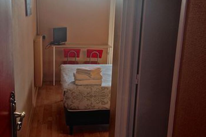 Room 8 of 16