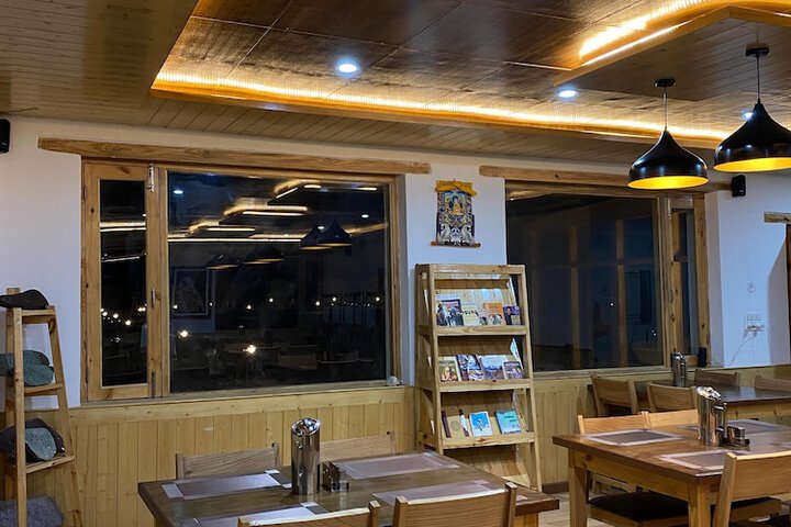 Dining 3 of 8