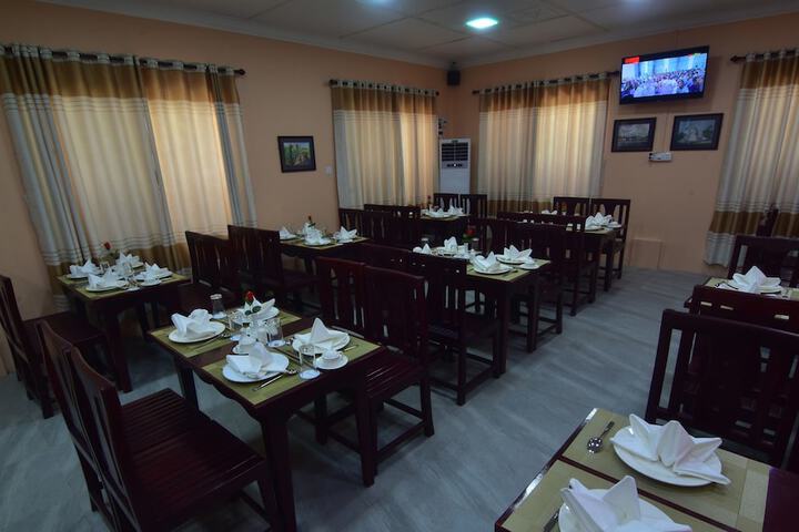 Dining 37 of 43