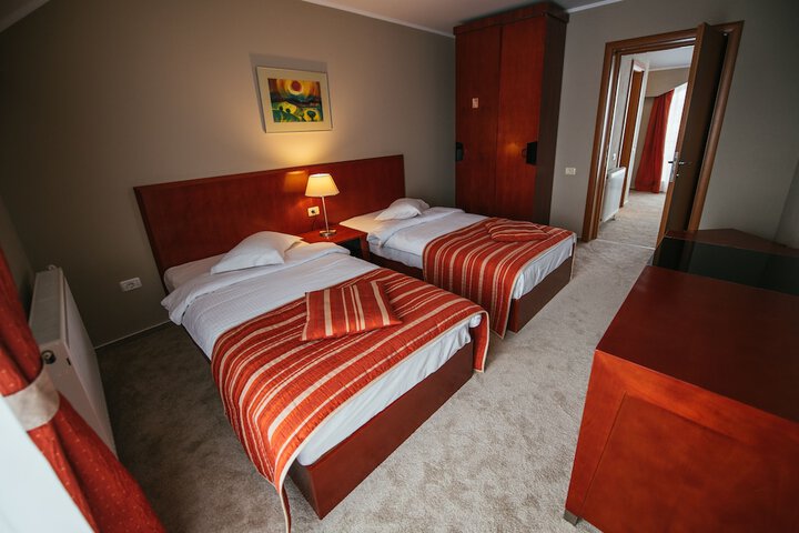 Room 5 of 68