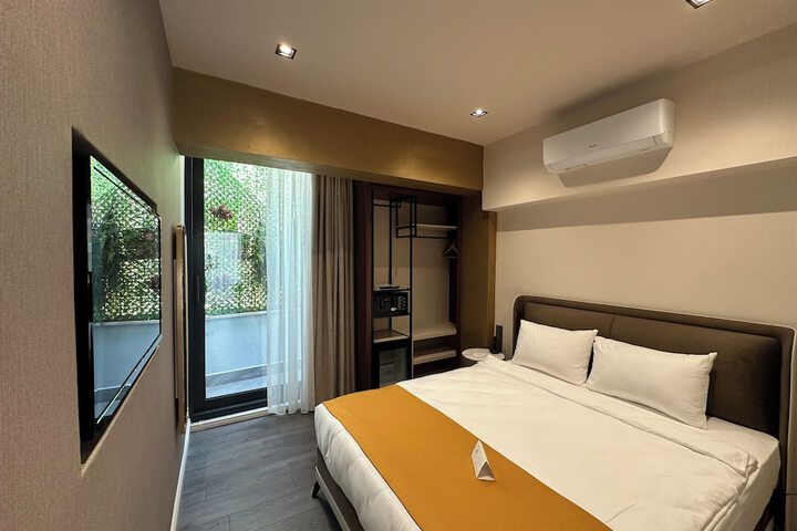 Room 33 of 64