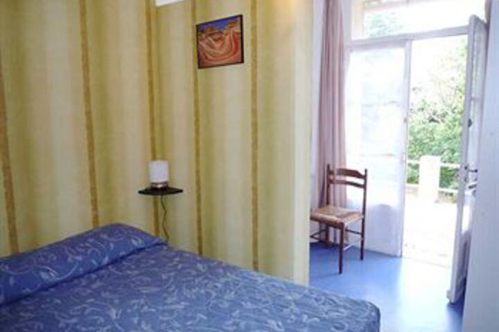 Room 5 of 9