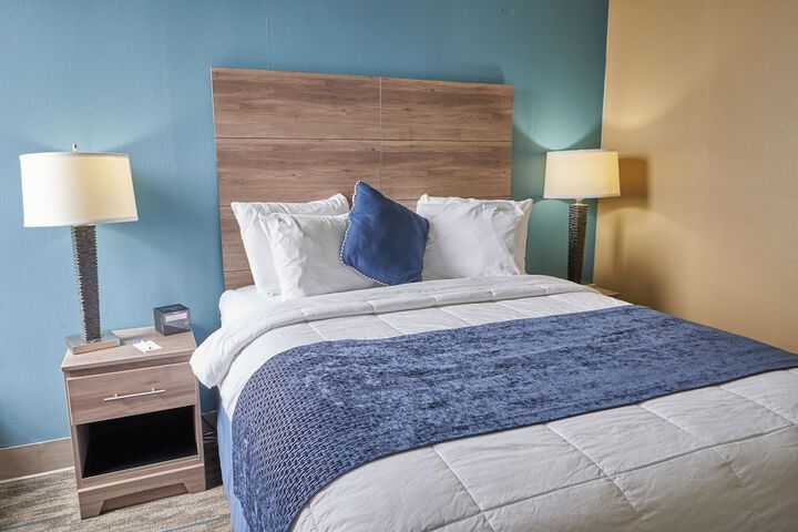1 Queen Bed (6 of 6)
