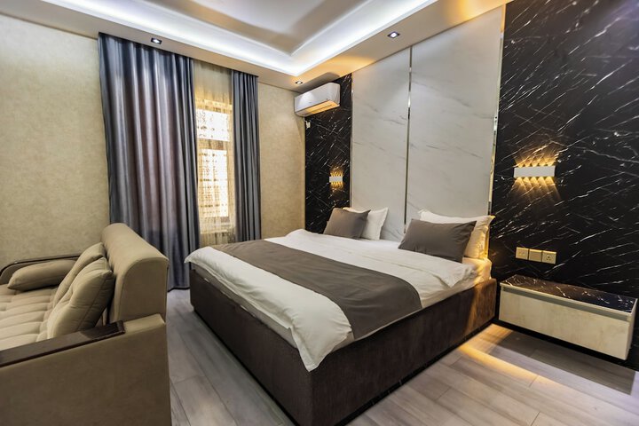 Room 8 of 68