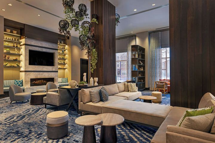 Lounge 51 of 63