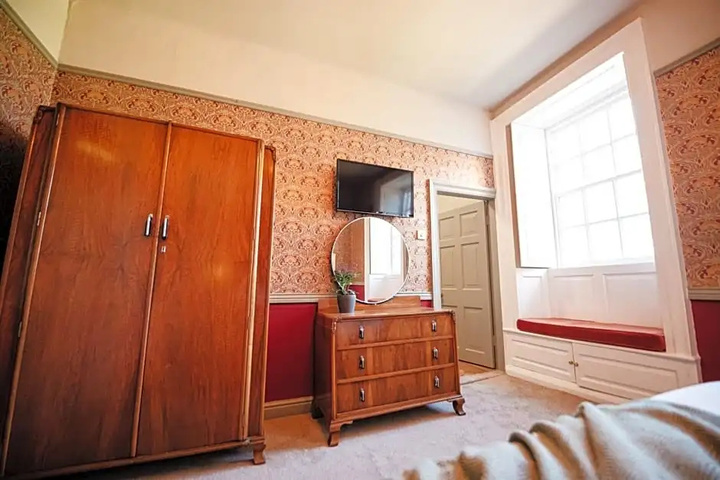 Room 6 of 12