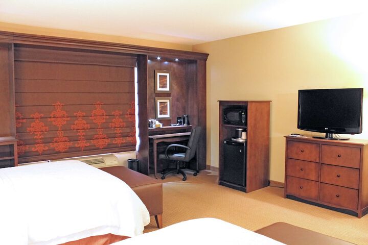 2 Queen Beds (13 of 13)
