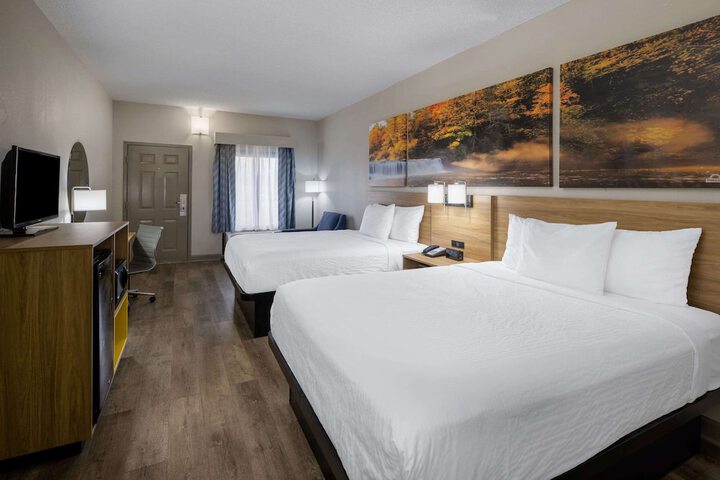 2 Queen Beds (2 of 10)
