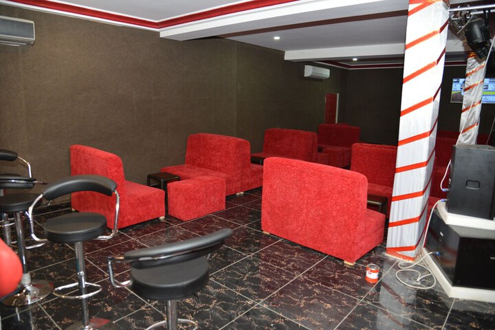 Lounge 33 of 39