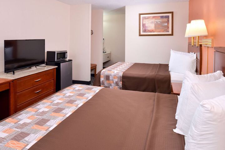 2 Queen Beds (2 of 9)