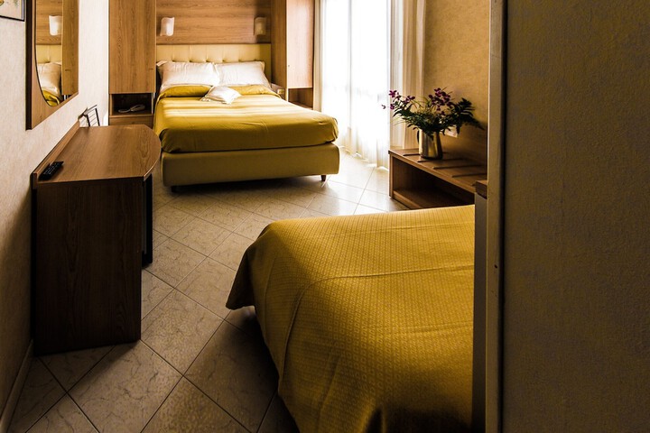 Room 4 of 8