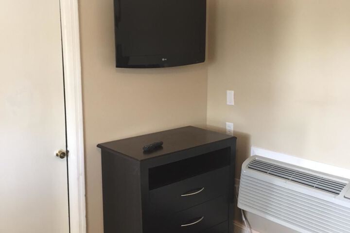 Room 8 of 14