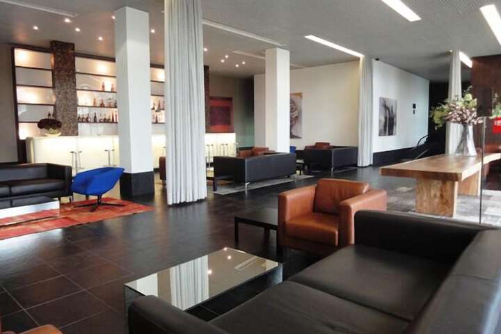 Lounge 23 of 30