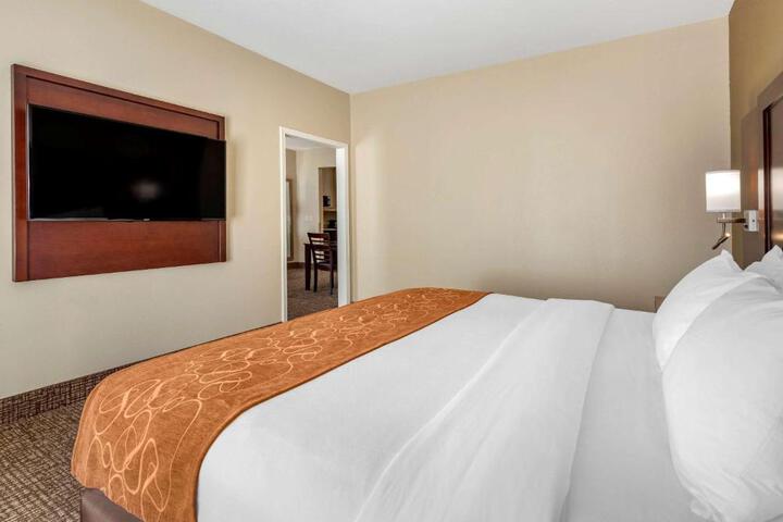 1 King Bed 2 Queen Beds (2 of 13)