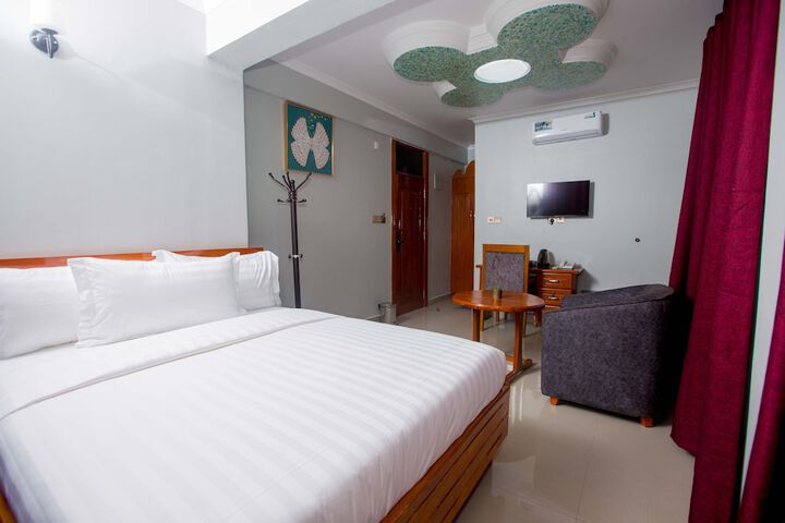 Room 2 of 5