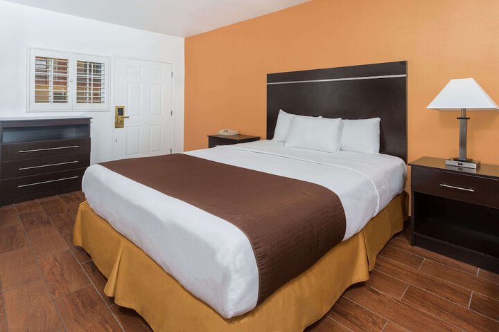 1 Queen Bed (3 of 8)