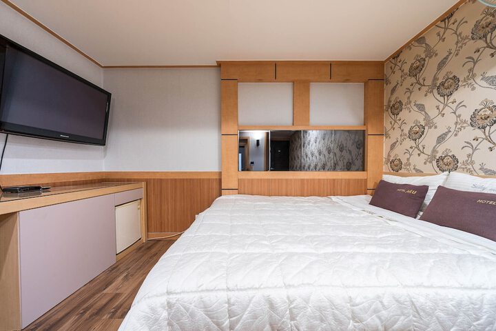 Room 11 of 34