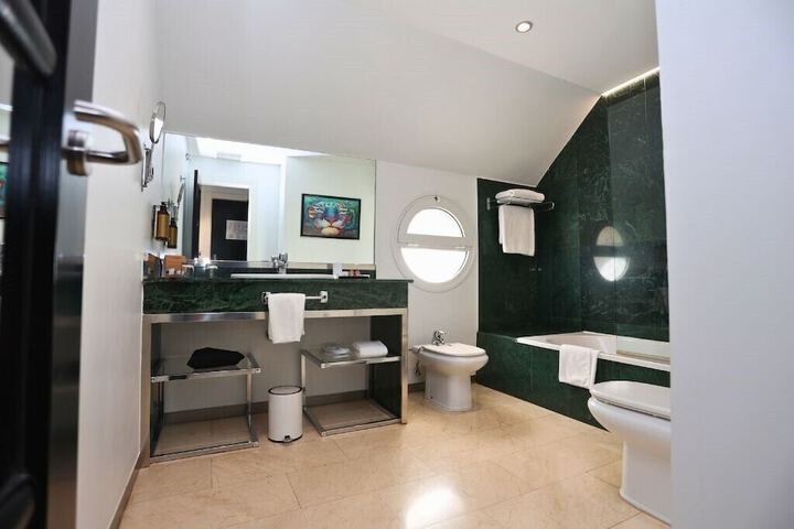 Room 12 of 28
