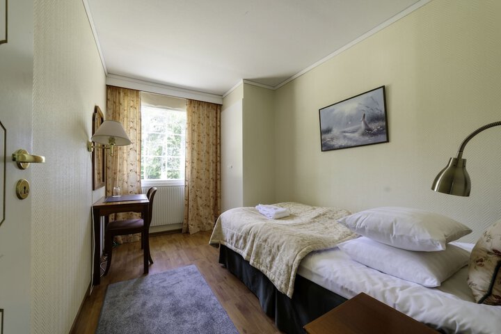 Room 9 of 83