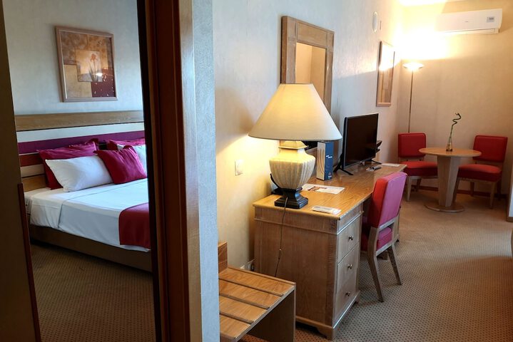 Room 33 of 87