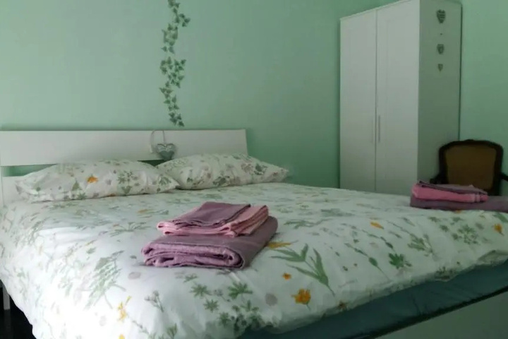 Room 4 of 10