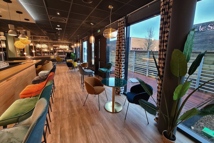 Lounge 55 of 69