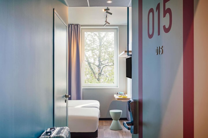 Room 46 of 77