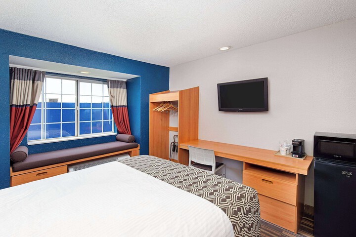 1 Queen Bed Accessible (4 of 32)