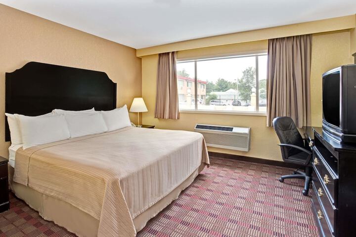 1 King Bed (4 of 12)