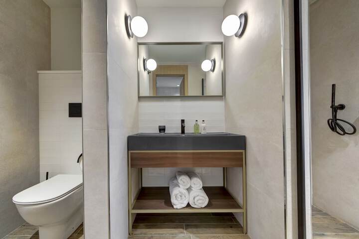 Room 14 of 33