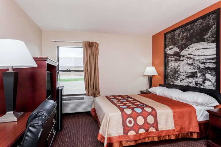 1 Queen Bed (16 of 17)