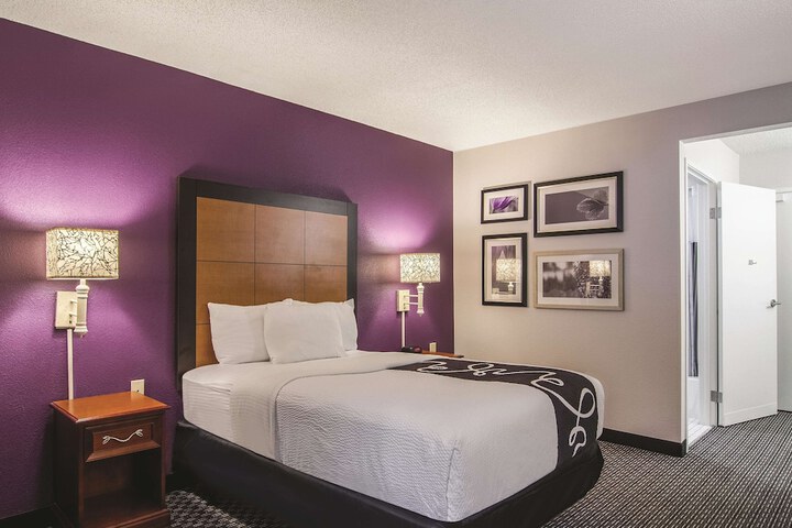 1 Double Bed Mobility Hearing Impaired Accessible Room (2 of 12)