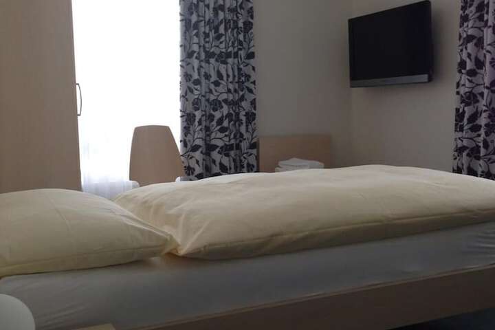 Room 3 of 33